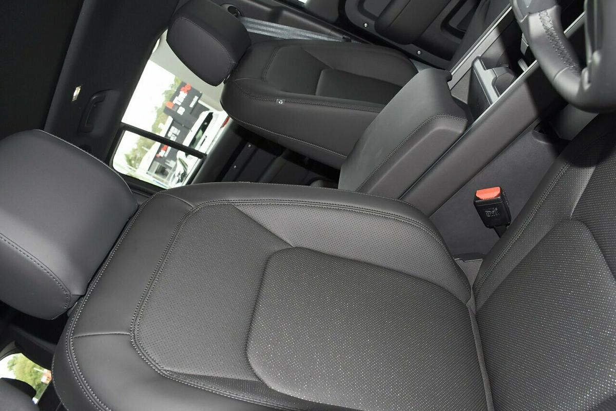 2025 Land Rover Defender 130 P400 X-Dynamic SE L663