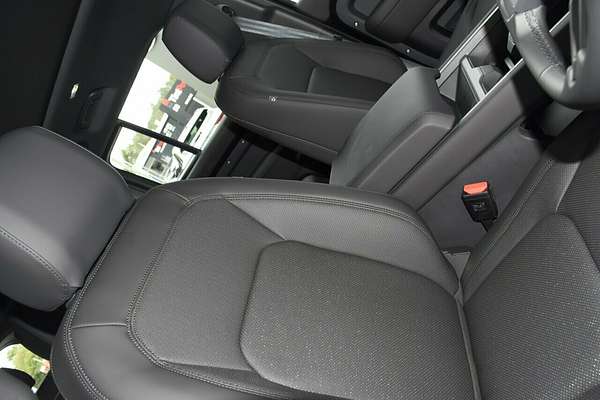 2025 Land Rover Defender 130 P400 X-Dynamic SE L663