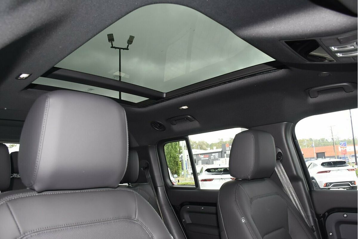 2025 Land Rover Defender 130 P400 X-Dynamic SE L663