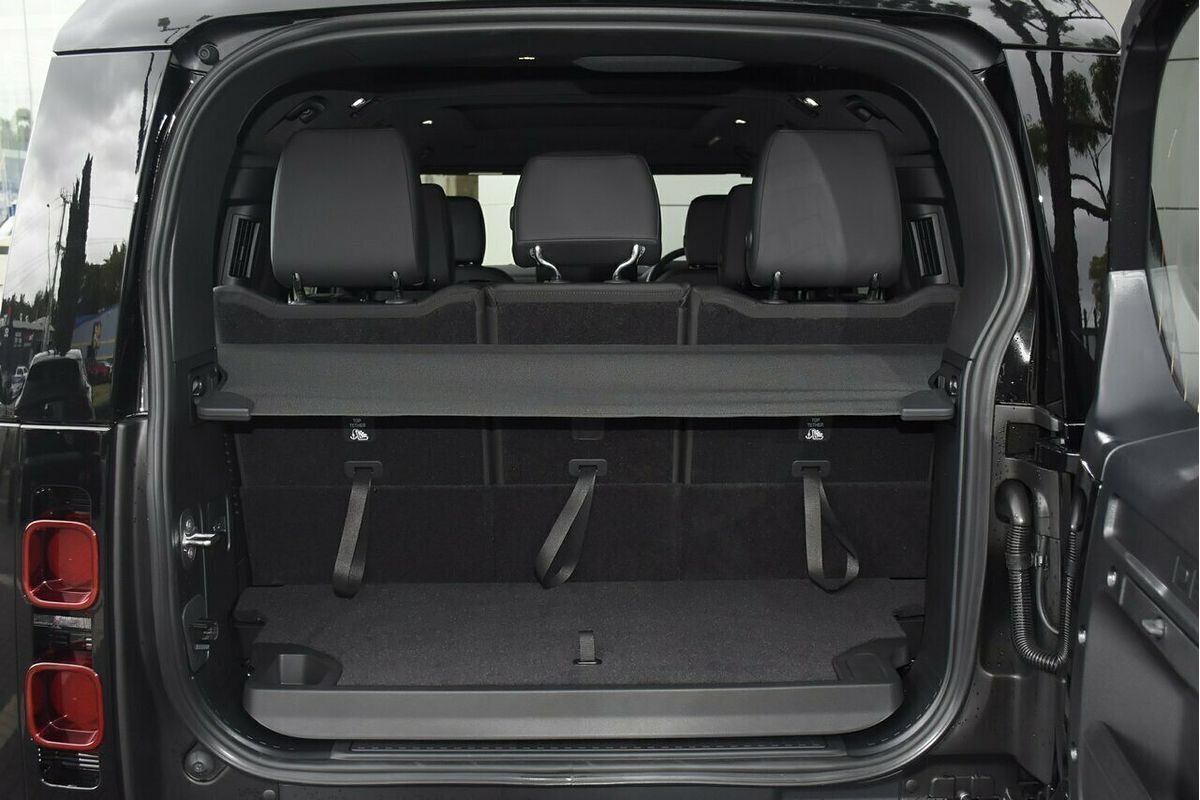 2025 Land Rover Defender 130 P400 X-Dynamic SE L663