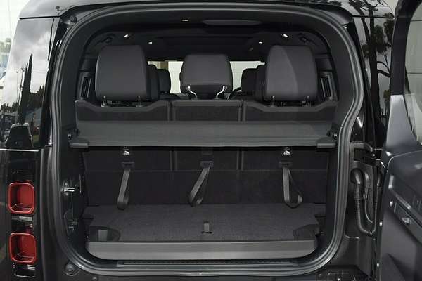 2025 Land Rover Defender 130 P400 X-Dynamic SE L663