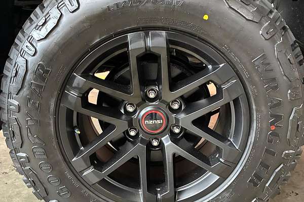 2025 Isuzu D-MAX BLADE 4X4