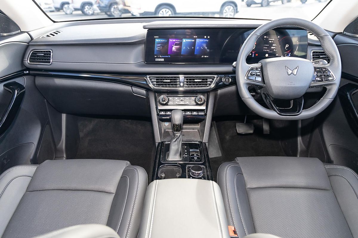 2025 Mahindra XUV700 AX7L