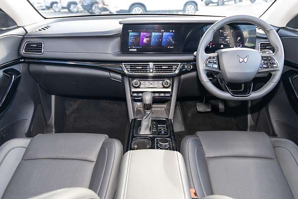 2025 Mahindra XUV700 AX7L