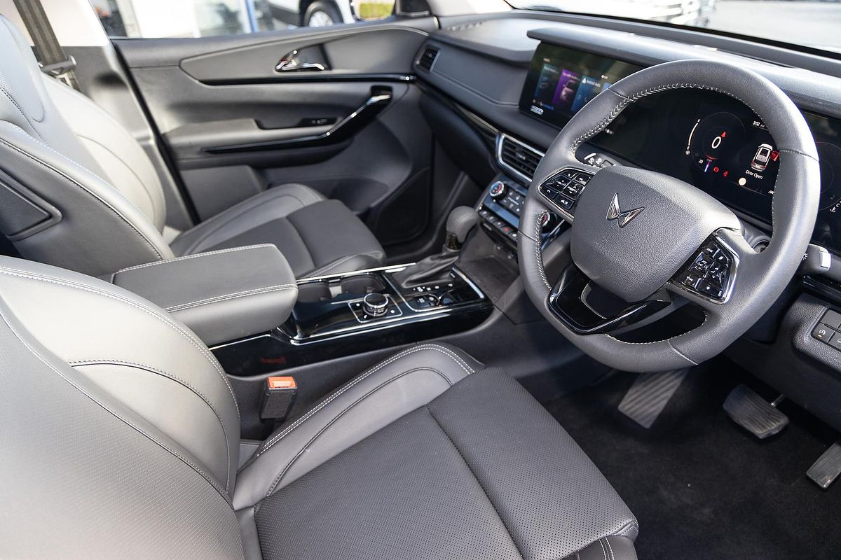 2025 Mahindra XUV700 AX7L