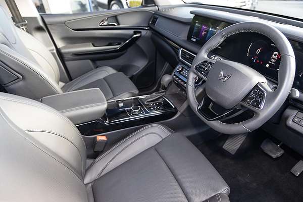 2025 Mahindra XUV700 AX7L