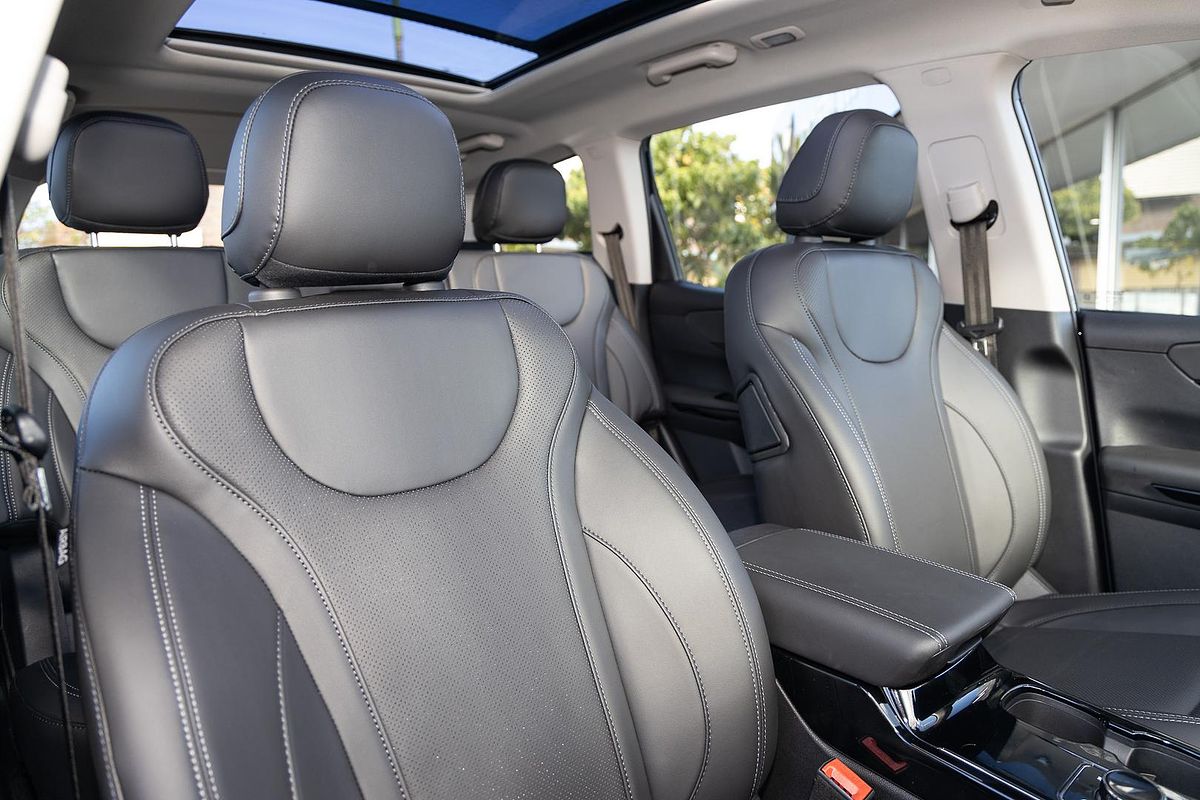2025 Mahindra XUV700 AX7L