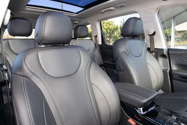 2025 Mahindra XUV700 AX7L