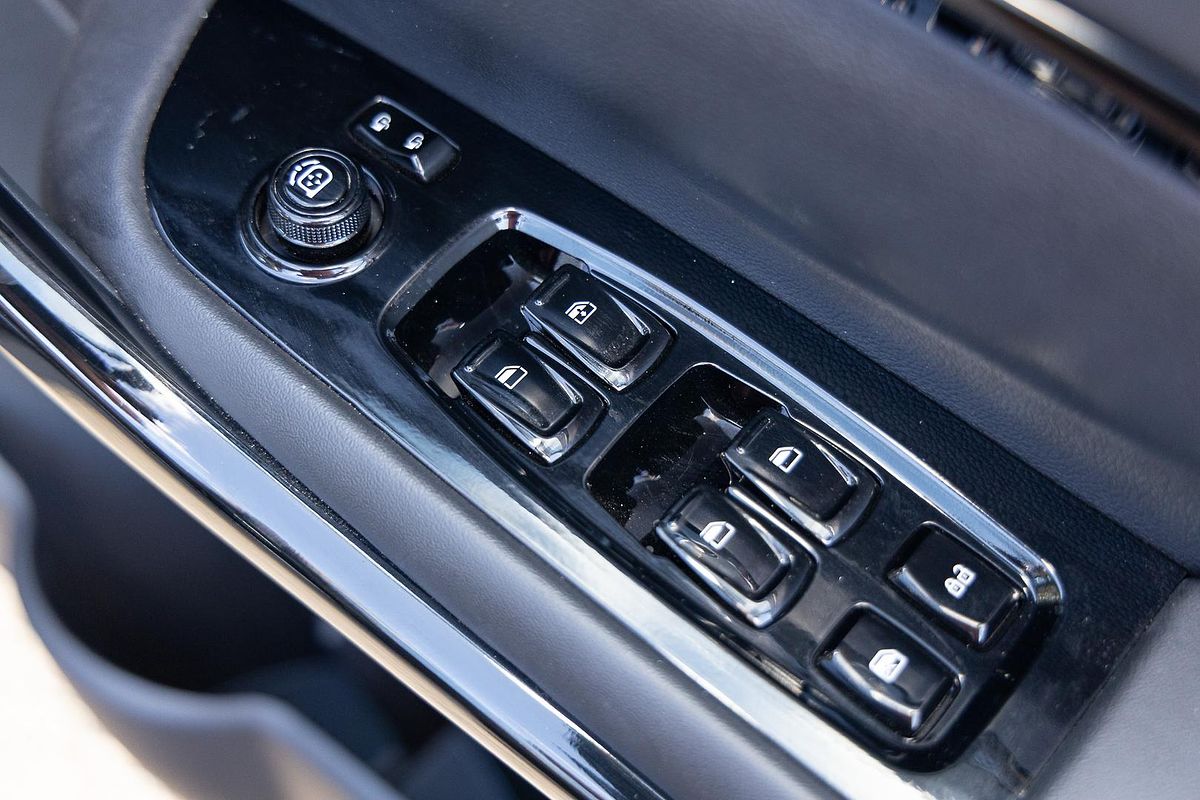 2025 Mahindra XUV700 AX7L