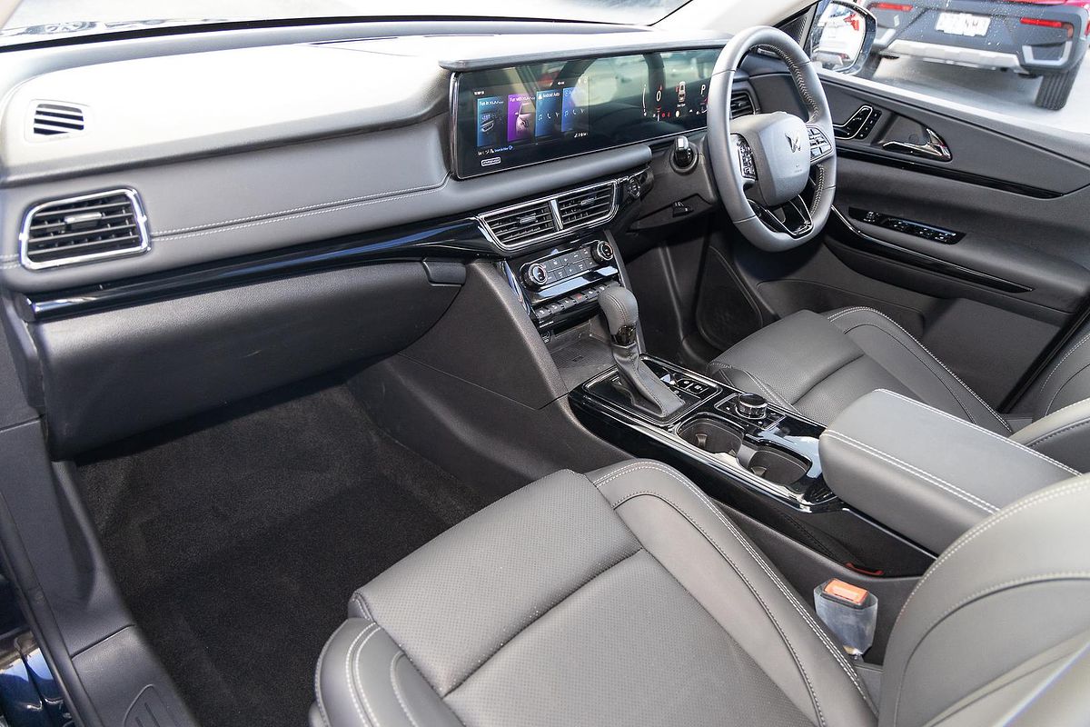 2025 Mahindra XUV700 AX7L