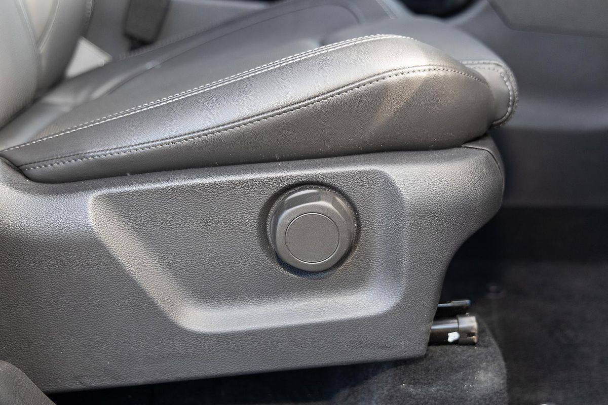 2025 Mahindra XUV700 AX7L