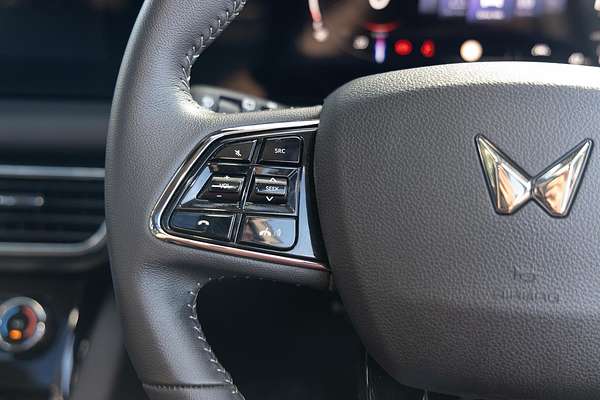 2025 Mahindra XUV700 AX7L