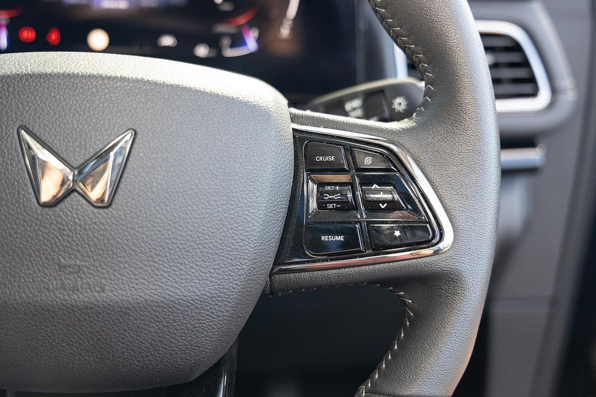 2025 Mahindra XUV700 AX7L