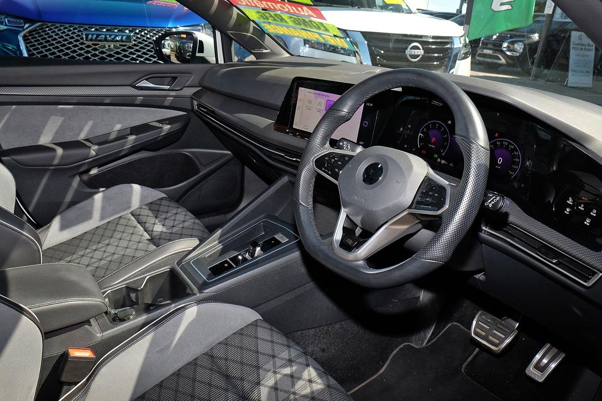 2022 Volkswagen Golf 110TSI R-Line 8