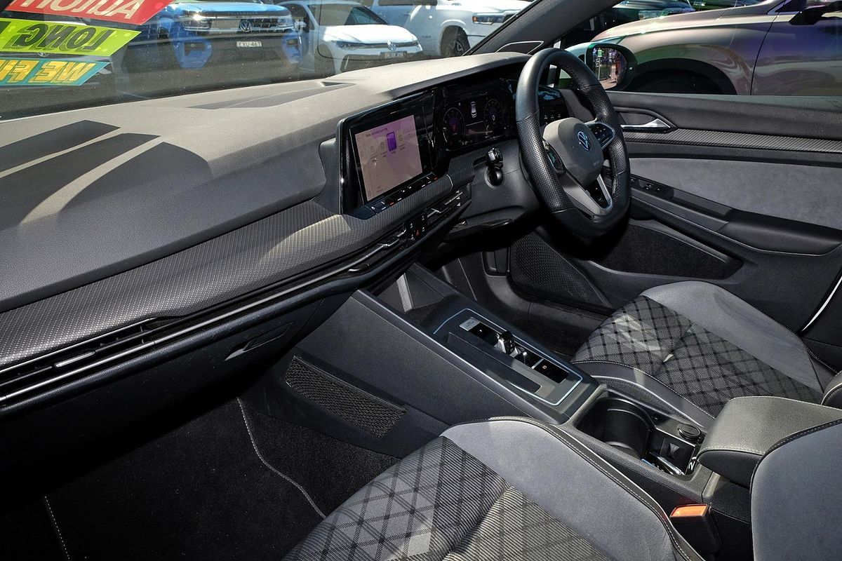 2022 Volkswagen Golf 110TSI R-Line 8
