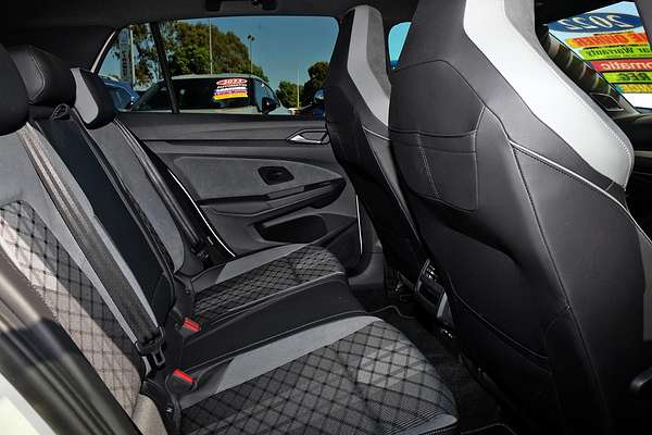 2022 Volkswagen Golf 110TSI R-Line 8