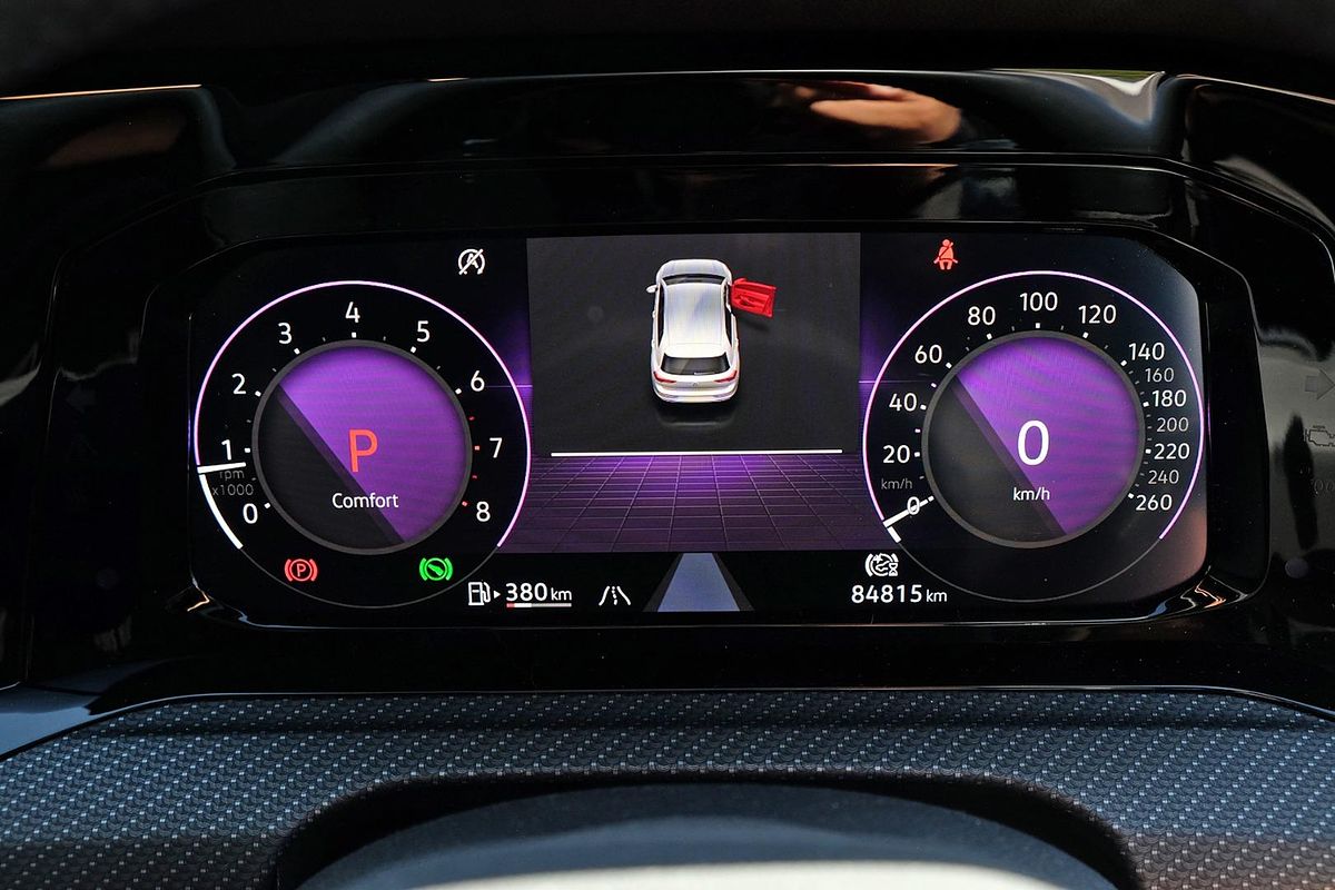 2022 Volkswagen Golf 110TSI R-Line 8