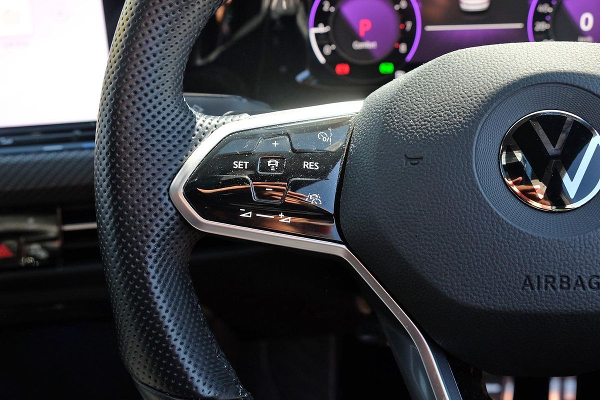 2022 Volkswagen Golf 110TSI R-Line 8