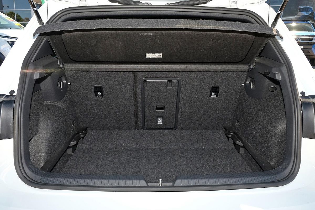 2022 Volkswagen Golf 110TSI R-Line 8
