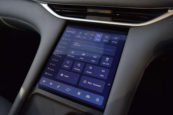 2025 MG IM6 Platinum S12L