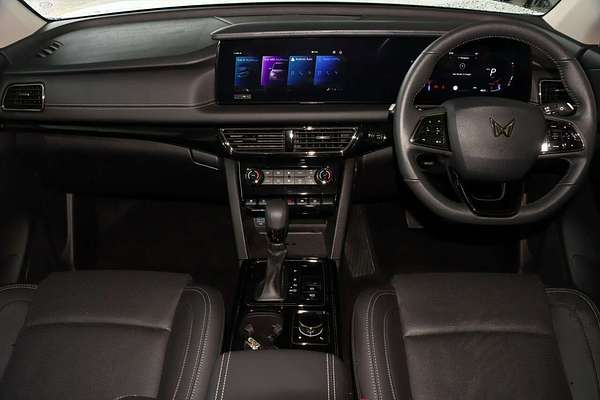 2025 Mahindra XUV700 AX7L