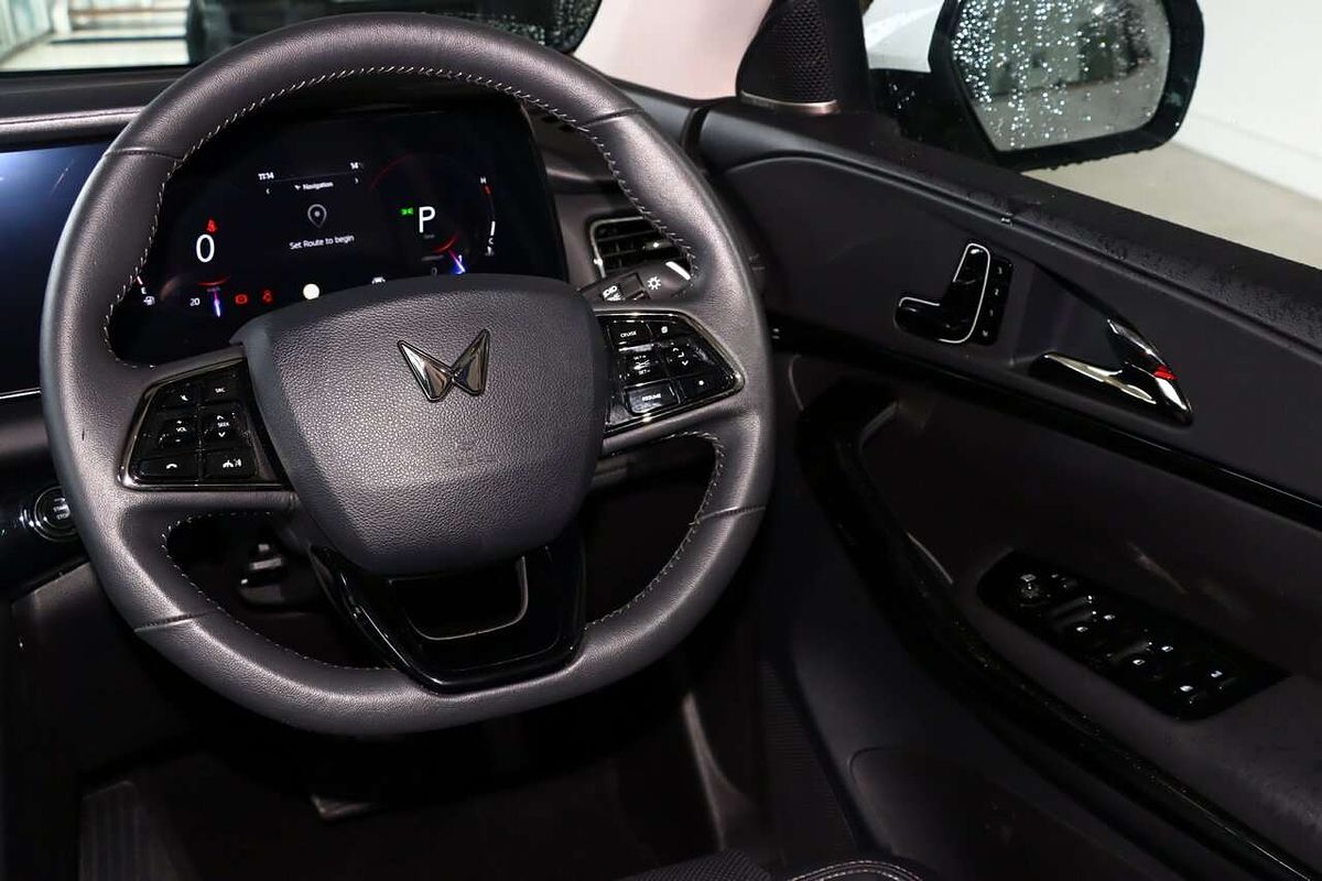 2025 Mahindra XUV700 AX7L