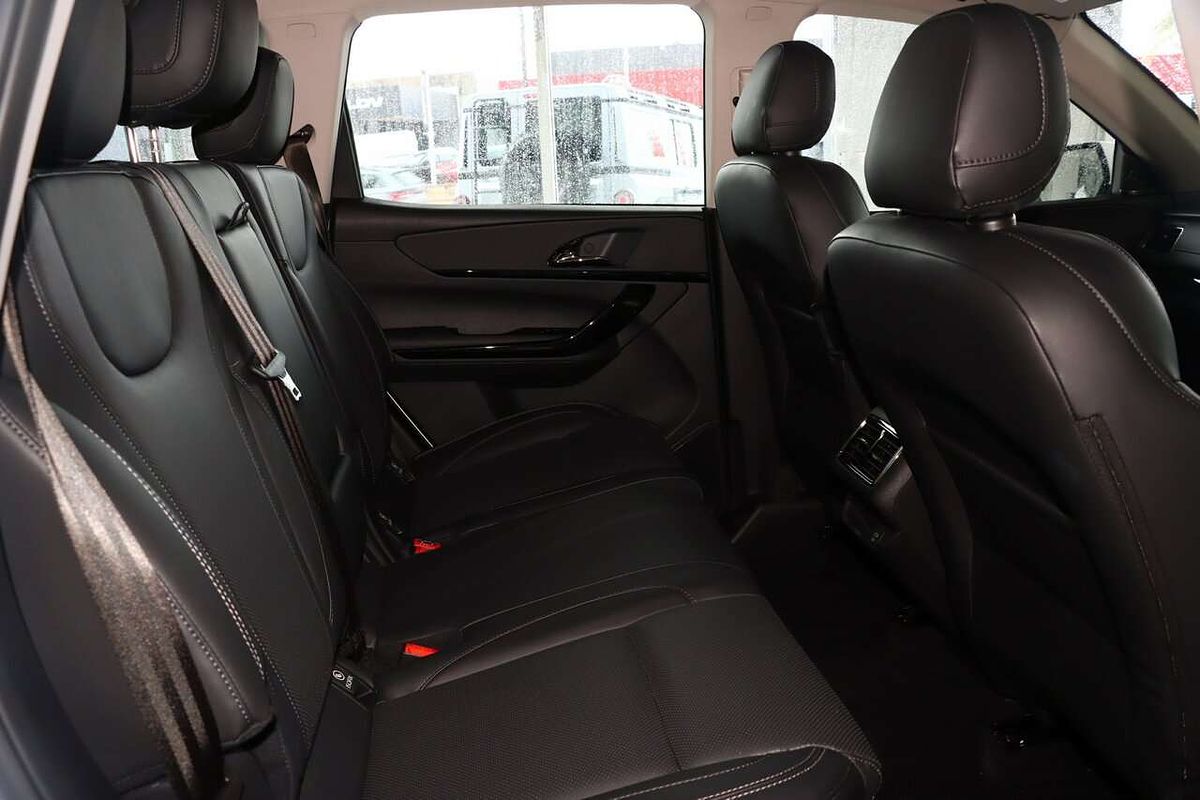 2025 Mahindra XUV700 AX7L