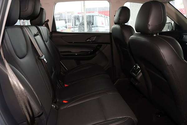 2025 Mahindra XUV700 AX7L