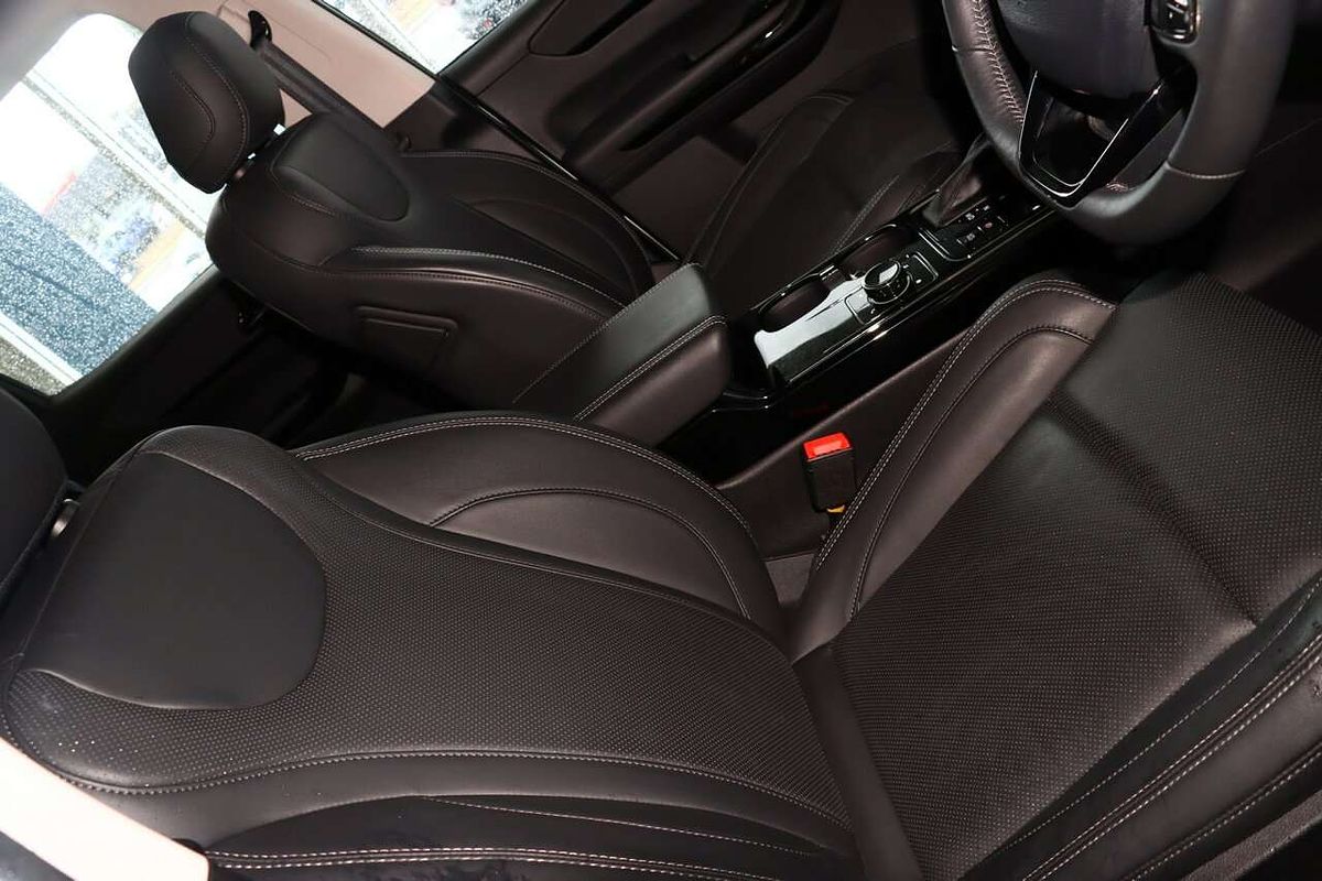 2025 Mahindra XUV700 AX7L