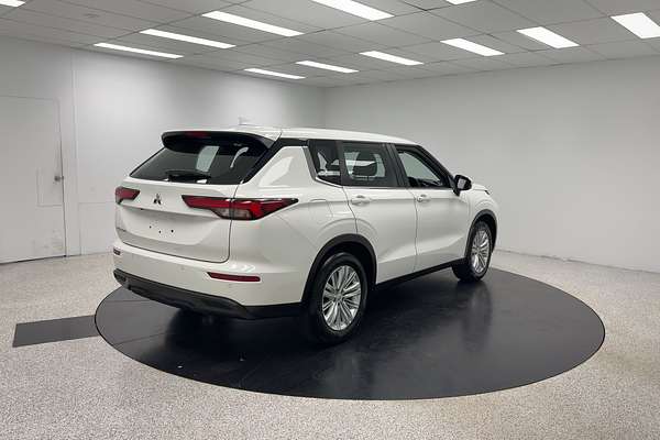 2023 Mitsubishi Outlander ES ZM