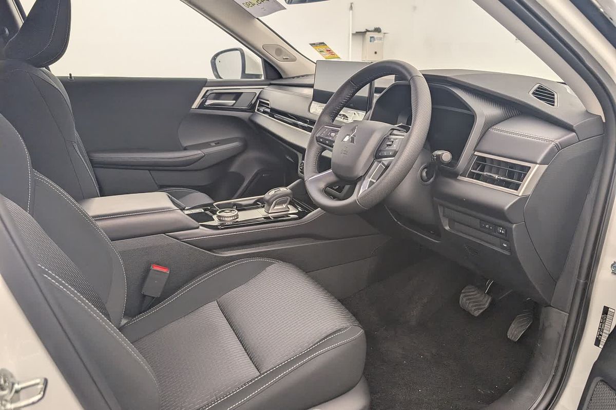 2025 Mitsubishi Outlander LS ZM