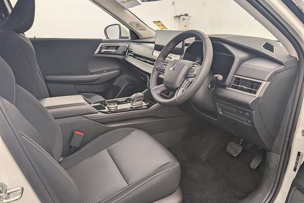 2025 Mitsubishi Outlander LS ZM
