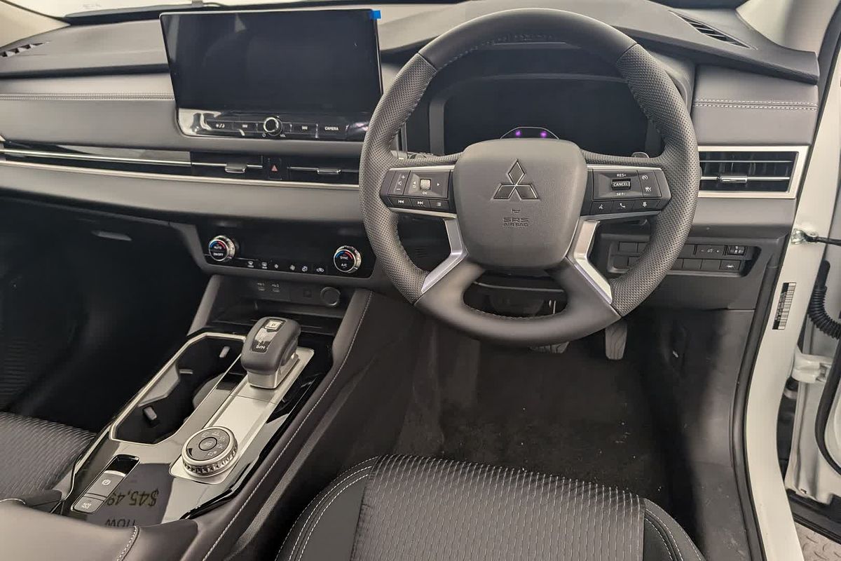 2025 Mitsubishi Outlander LS ZM