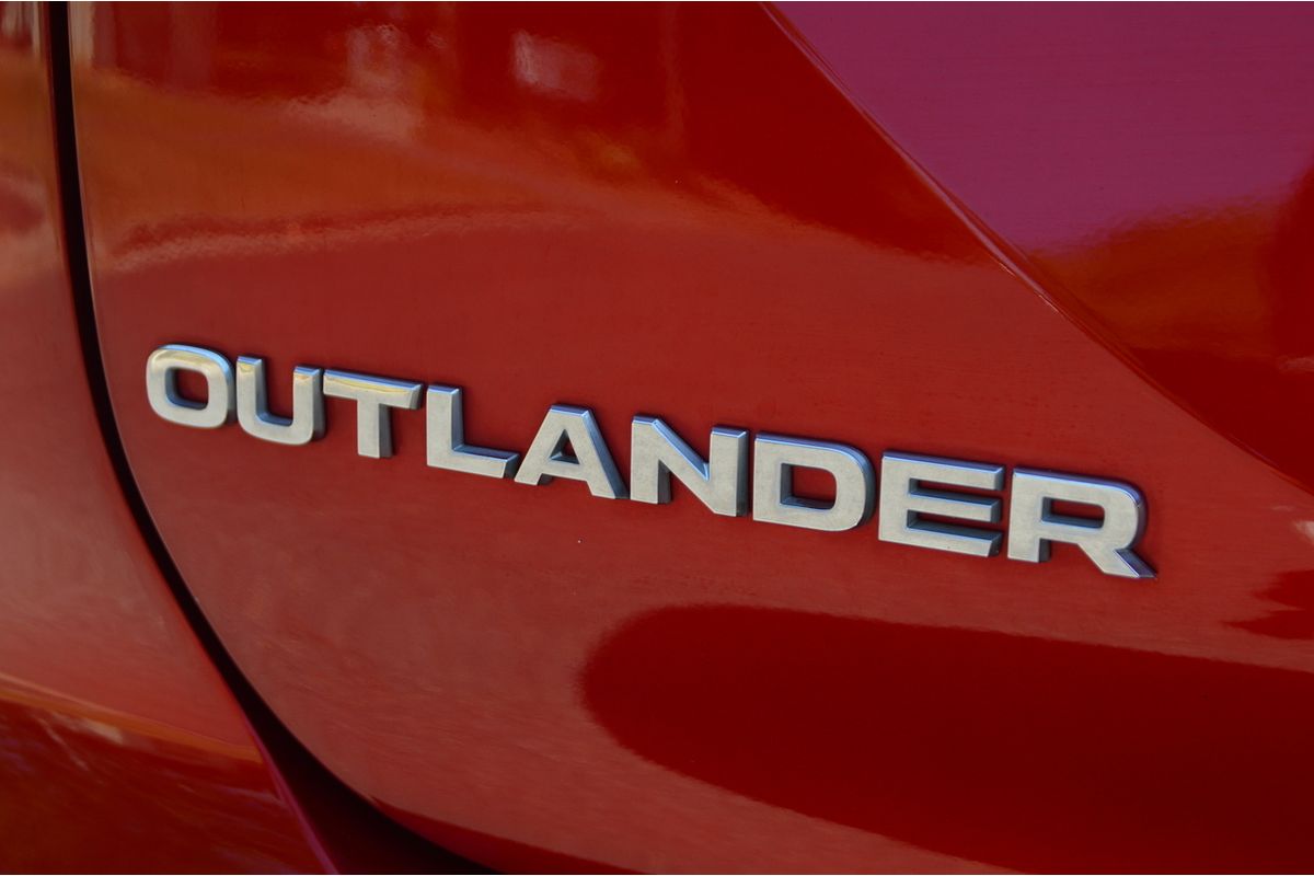 2023 Mitsubishi Outlander ES ZM