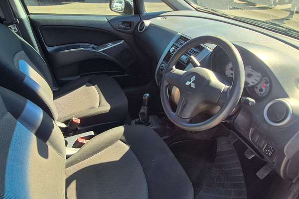 2009 Mitsubishi Colt ES RG