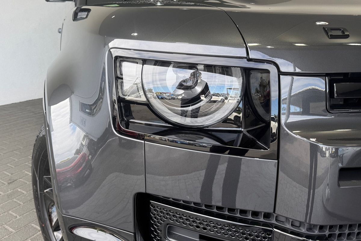 2025 Land Rover Defender 110 P400 X-Dynamic SE L663