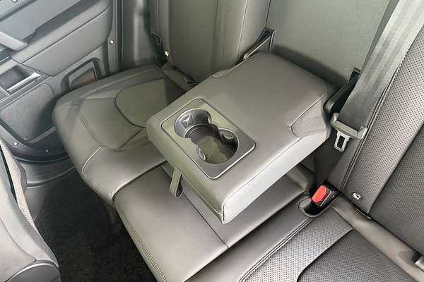 2025 Land Rover Defender 110 P400 X-Dynamic SE L663