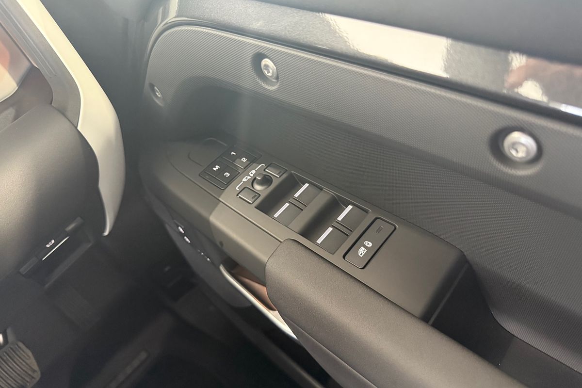 2025 Land Rover Defender 110 P400 X-Dynamic SE L663