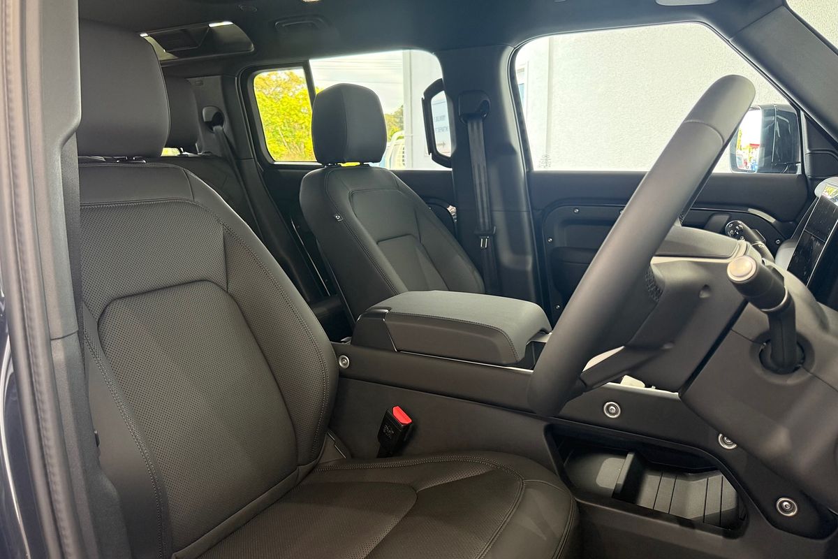 2025 Land Rover Defender 110 P400 X-Dynamic SE L663