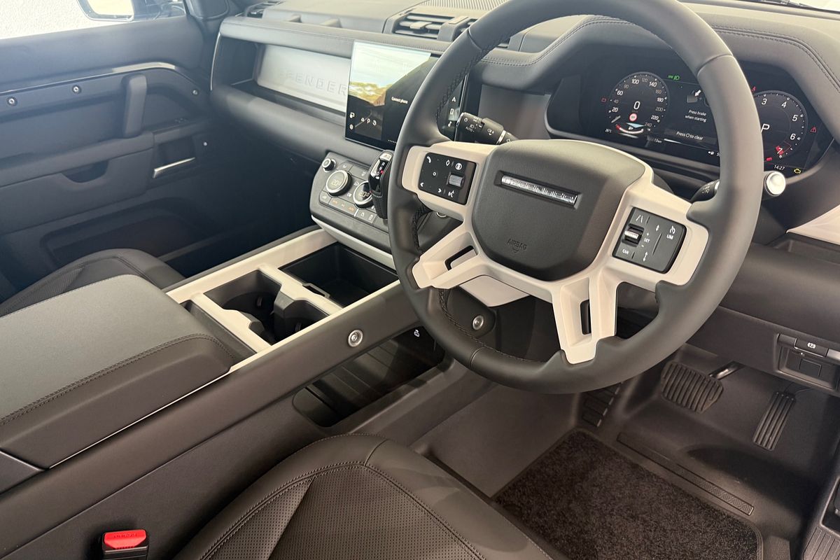 2025 Land Rover Defender 110 P400 X-Dynamic SE L663