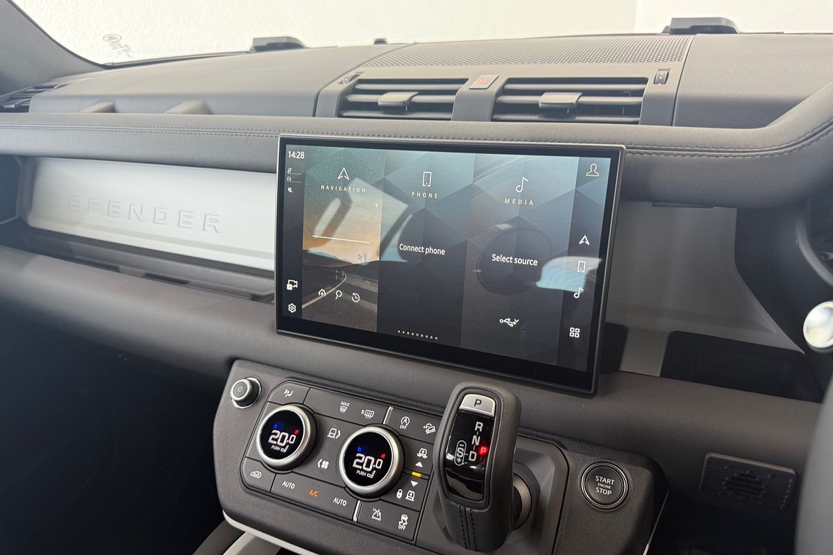 2025 Land Rover Defender 110 P400 X-Dynamic SE L663