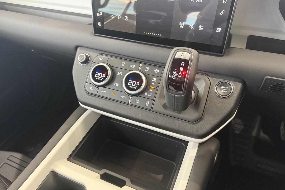 2025 Land Rover Defender 110 P400 X-Dynamic SE L663