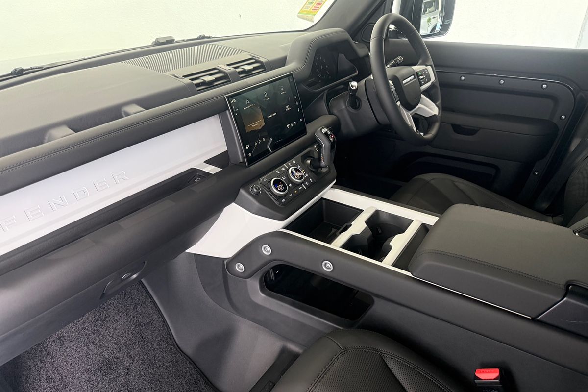 2025 Land Rover Defender 110 P400 X-Dynamic SE L663