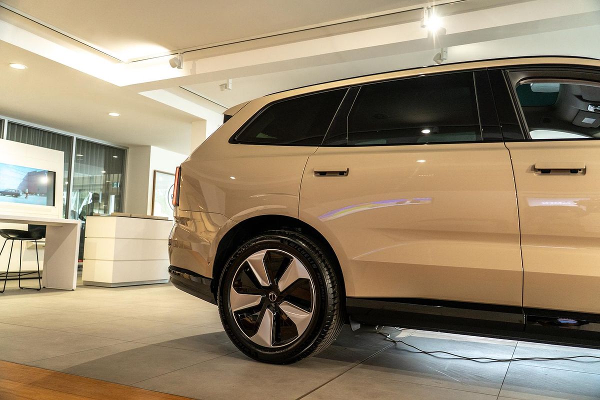 2025 Volvo EX90 Plus Twin Motor