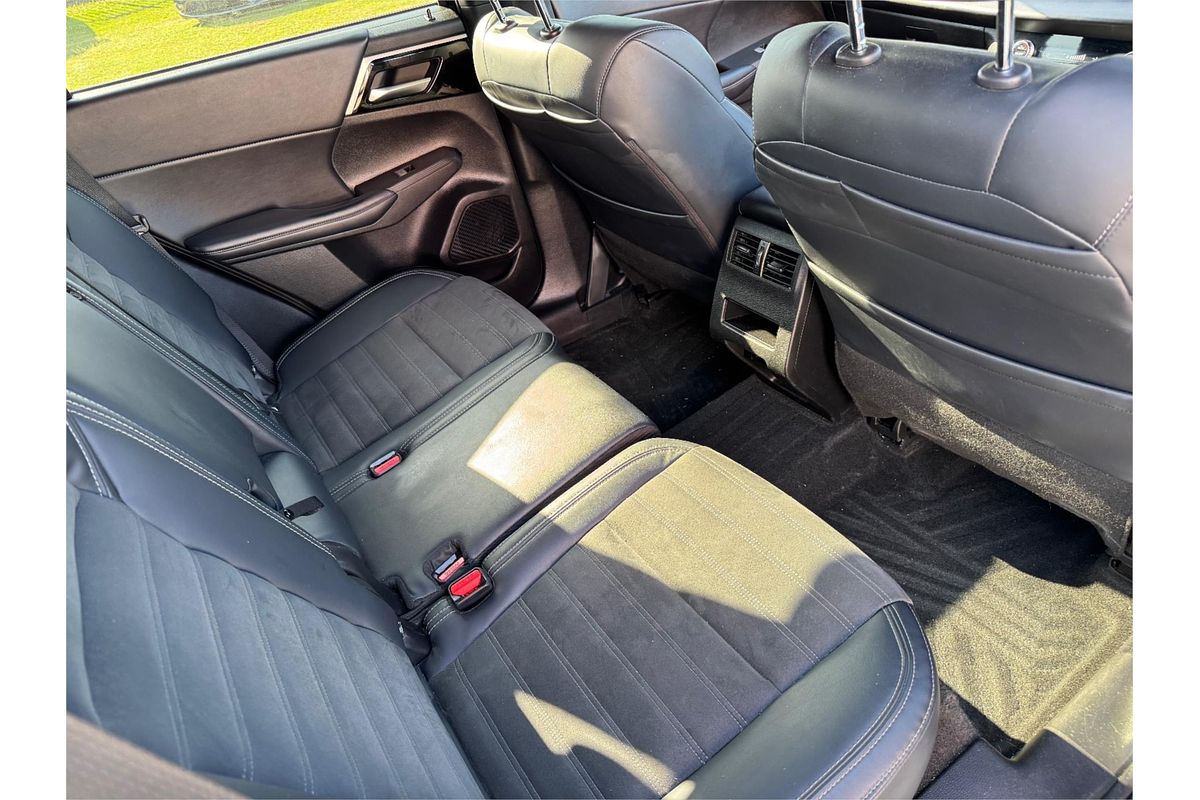 2023 Mitsubishi Outlander Black Edition ZM