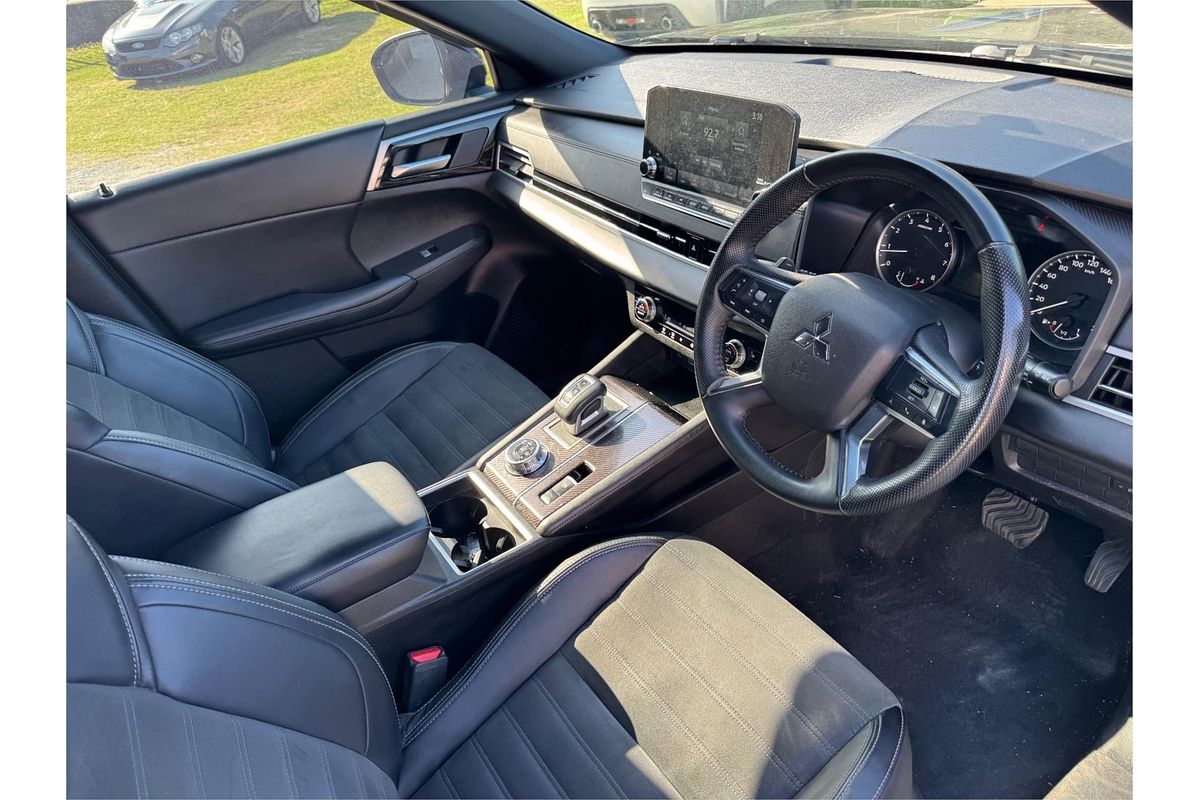 2023 Mitsubishi Outlander Black Edition ZM