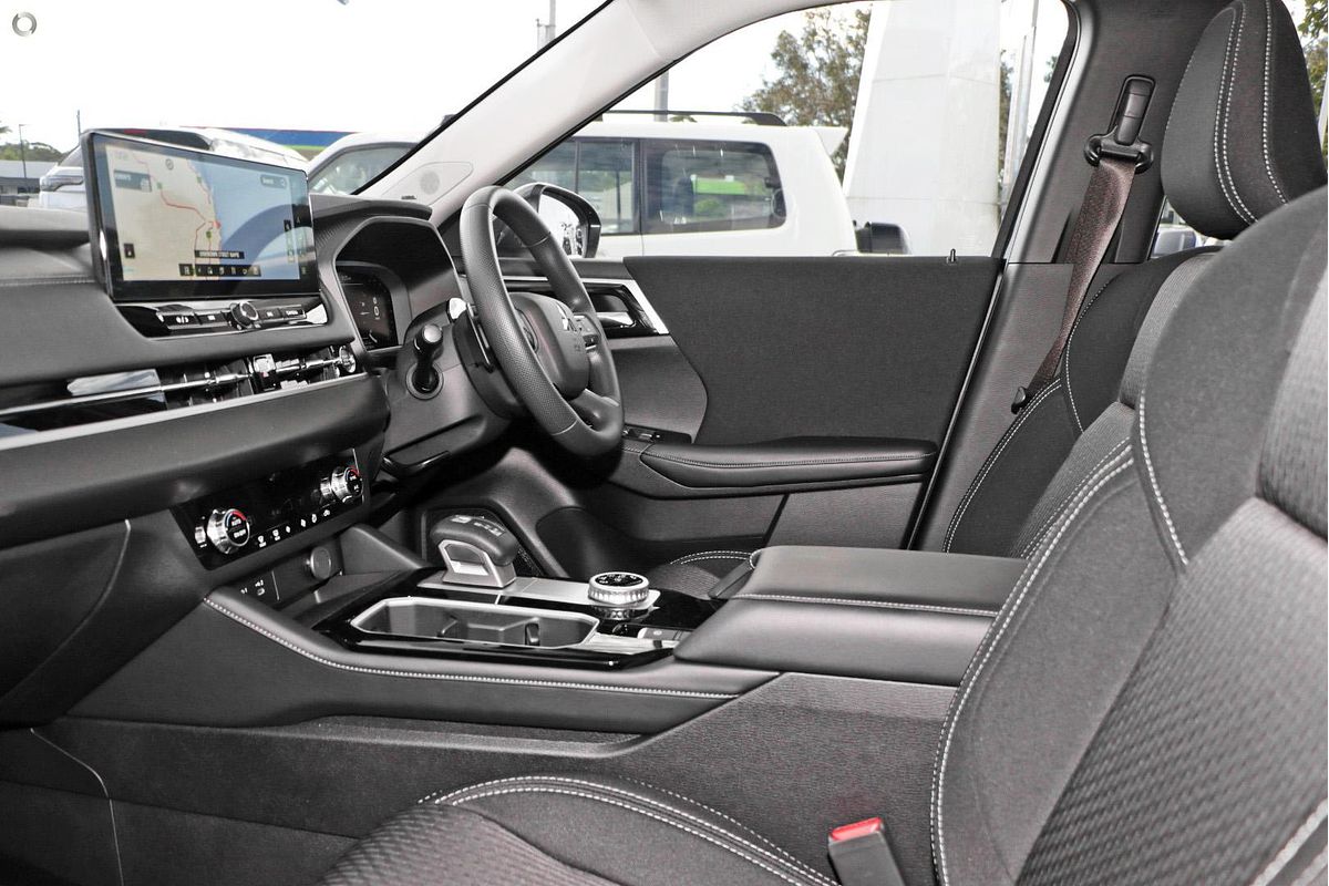 2025 Mitsubishi Outlander ES ZM