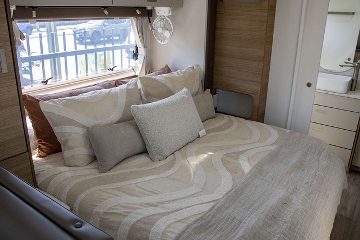 2025 Jayco SILVERLINE CARAVAN 24.75-4.OB.SL-MY25