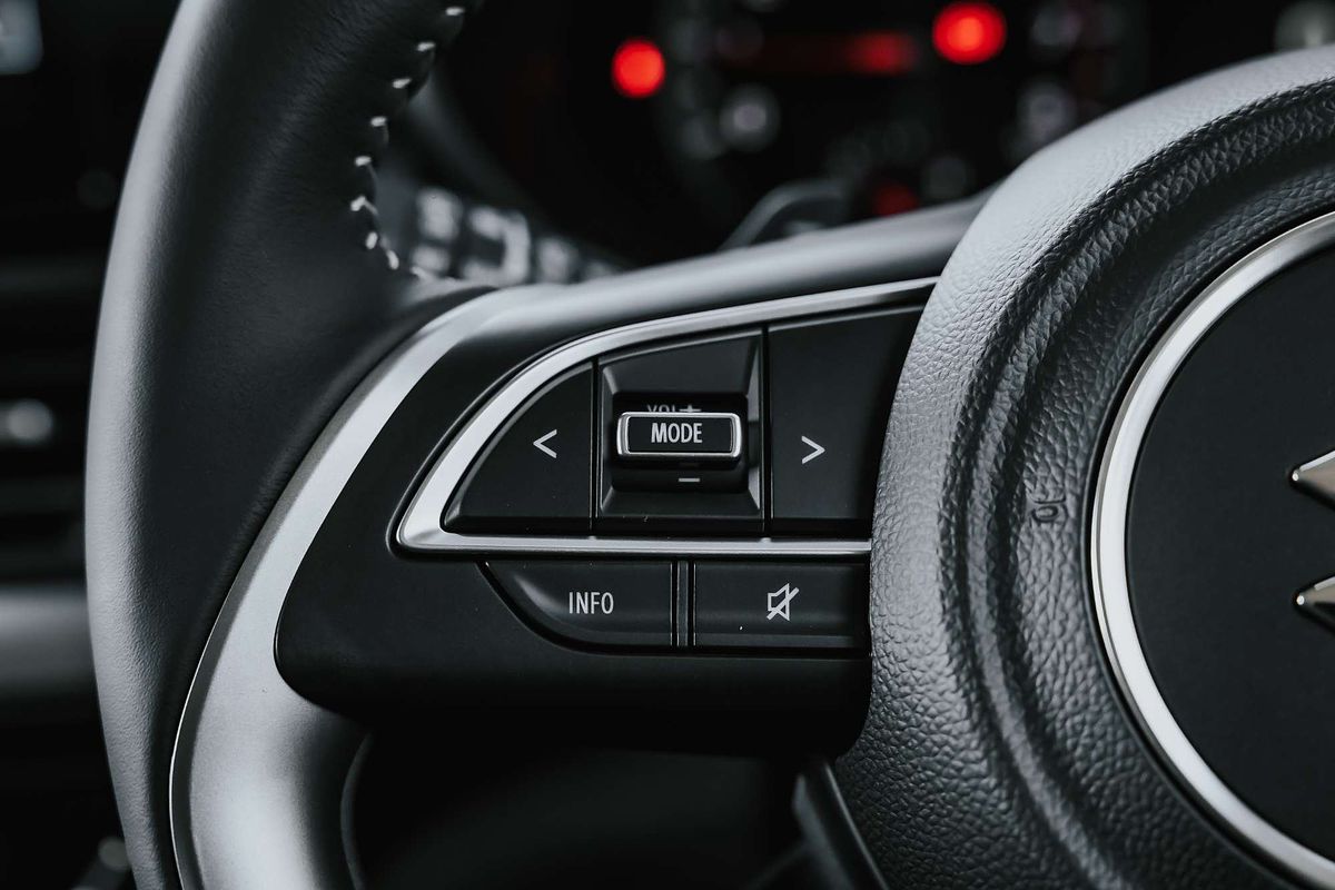 2025 Suzuki Swift Hybrid GLX UZ