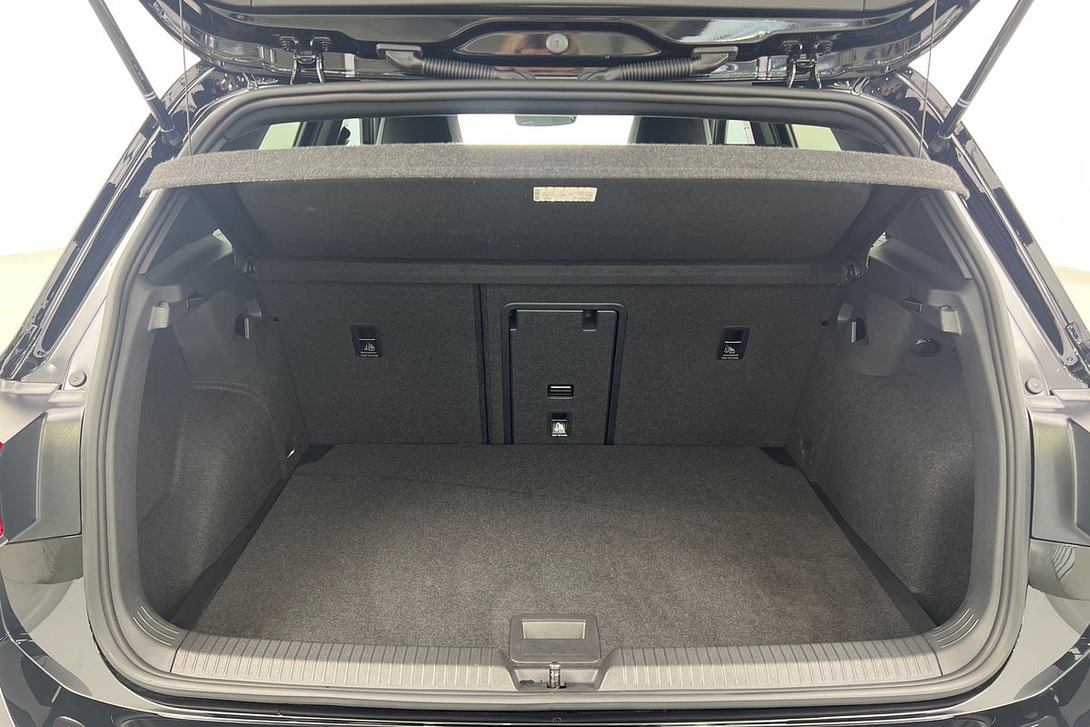 2023 Volkswagen Golf 110TSI R-Line 8